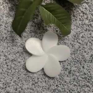 *Handmade* Natural White Shea Butter soap (Unscented). Hand poured, gentle. ⭐️